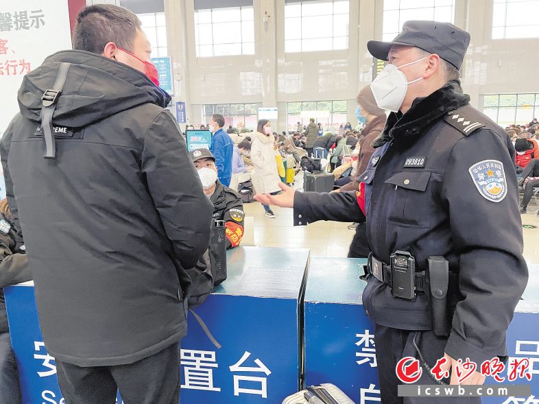 　　7日，老杨在安检口向有疑问的旅客进行解释。  长沙晚报通讯员 吕颖 供图