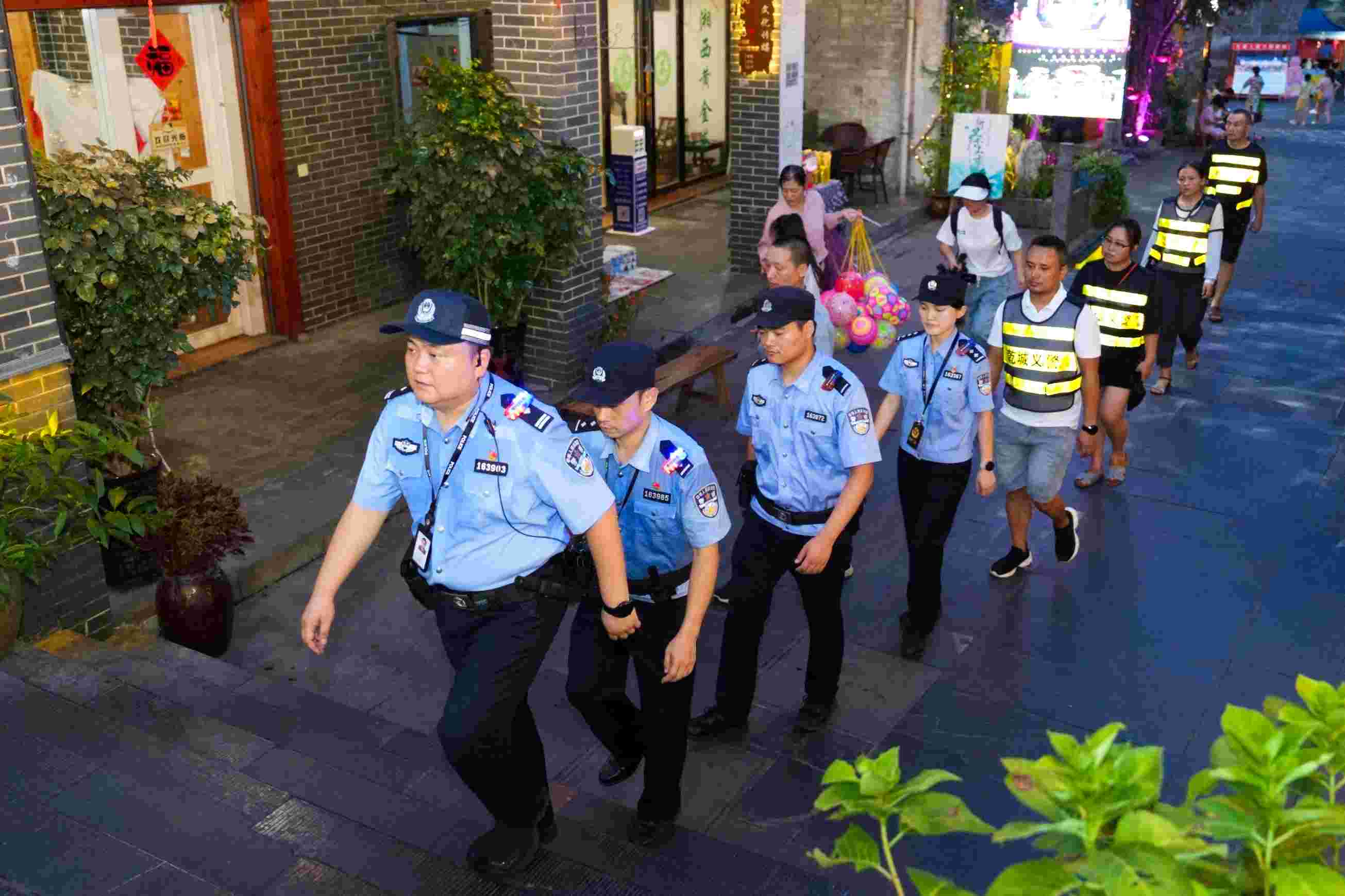 乾城义警队伍与派出所民辅警共同开展巡逻防控。单位供图